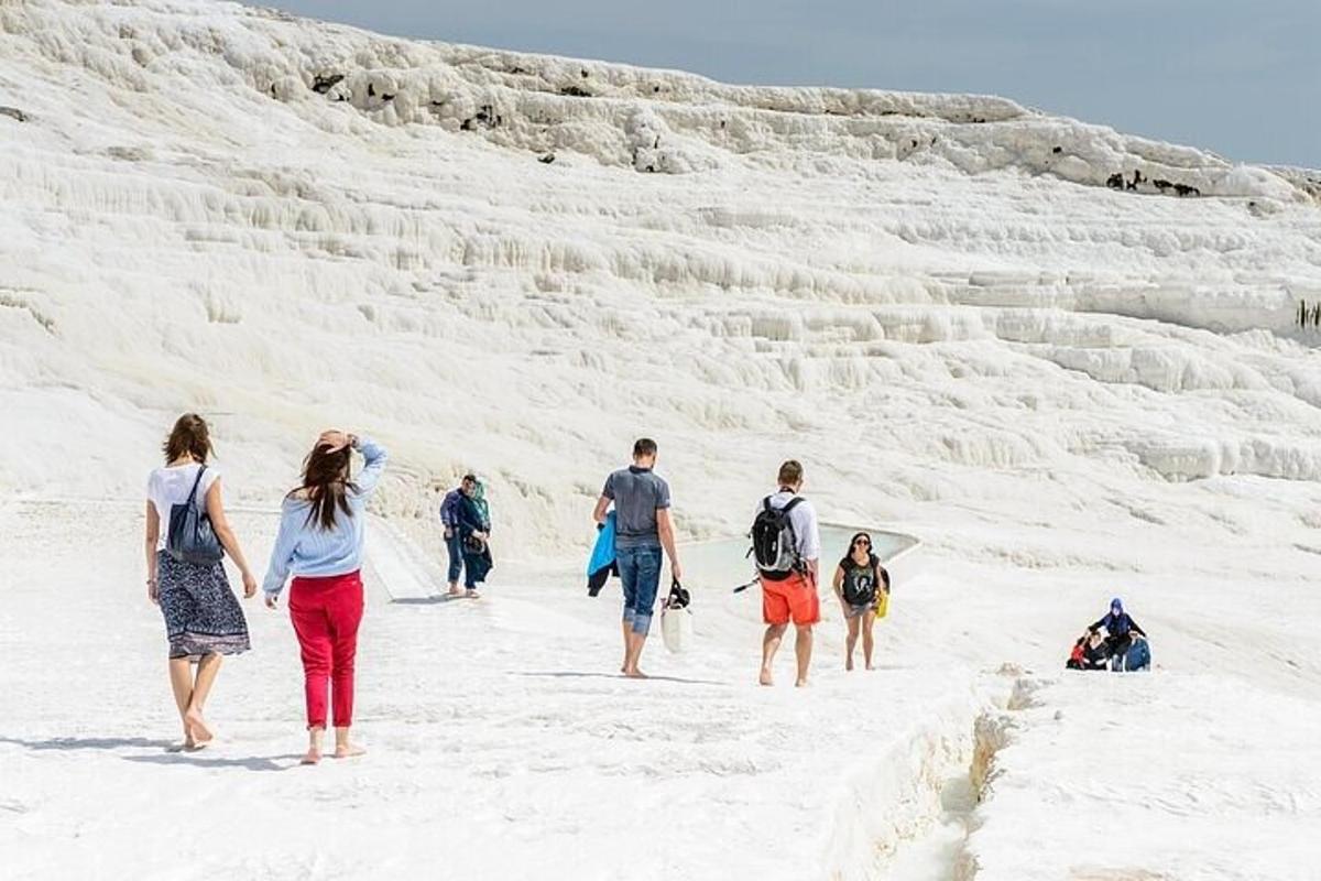 en gruppe mennesker som går på stranden