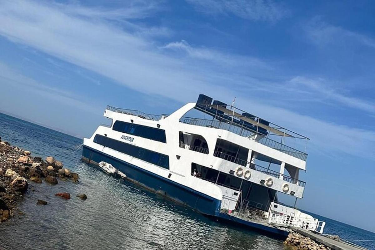Un gran crucero en el agua