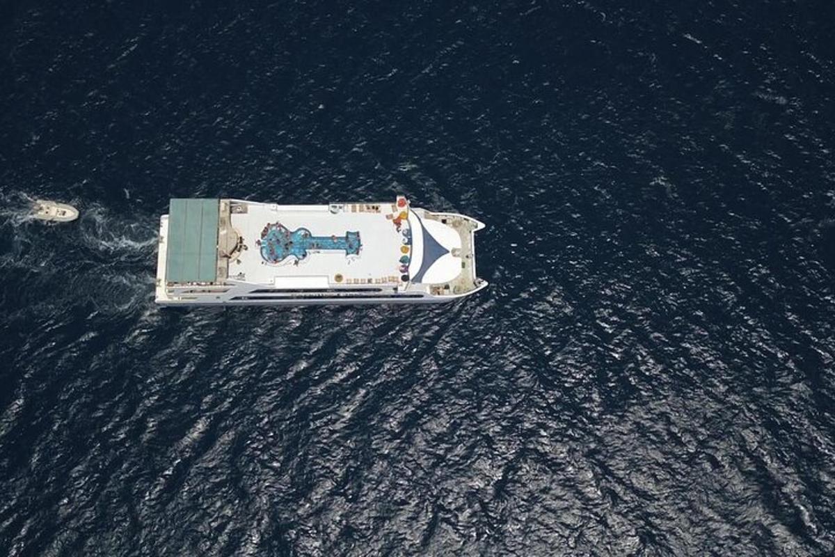 una vista aérea de un barco en el agua