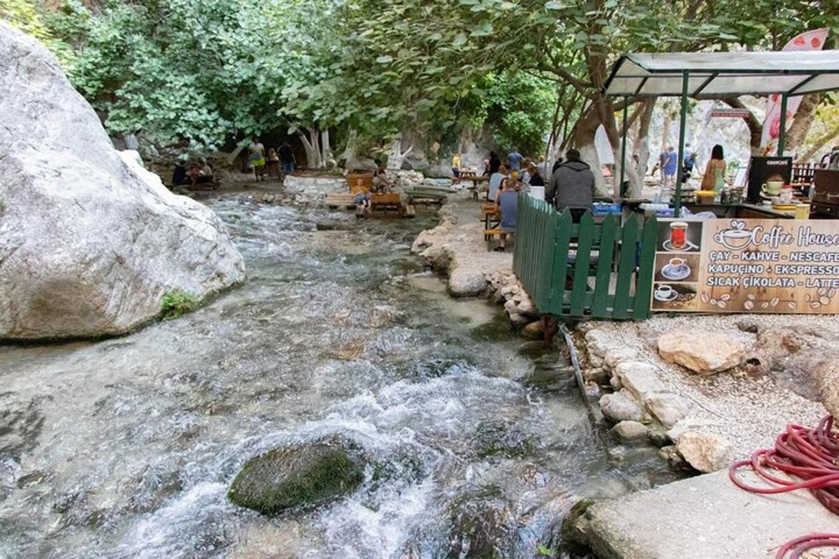 egy folyó egy parkban, ahol emberek állnak a vízben