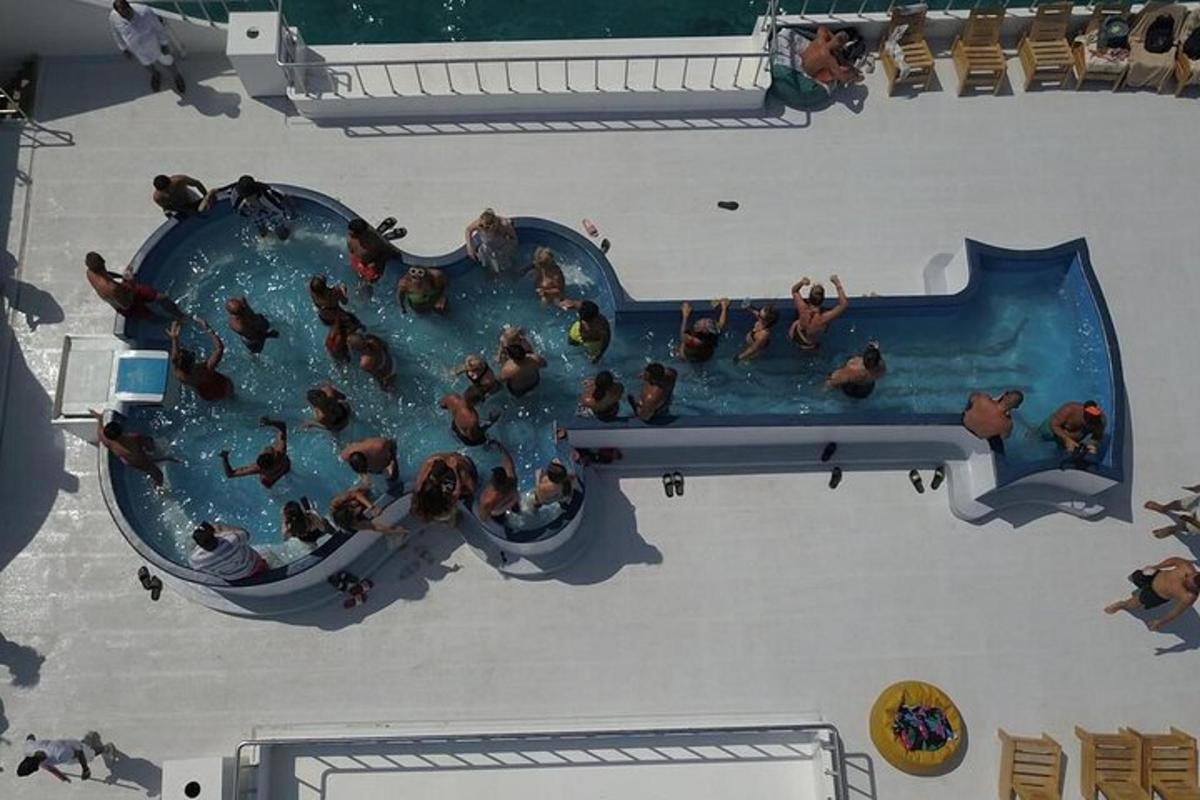 un grupo de personas en una piscina en un crucero