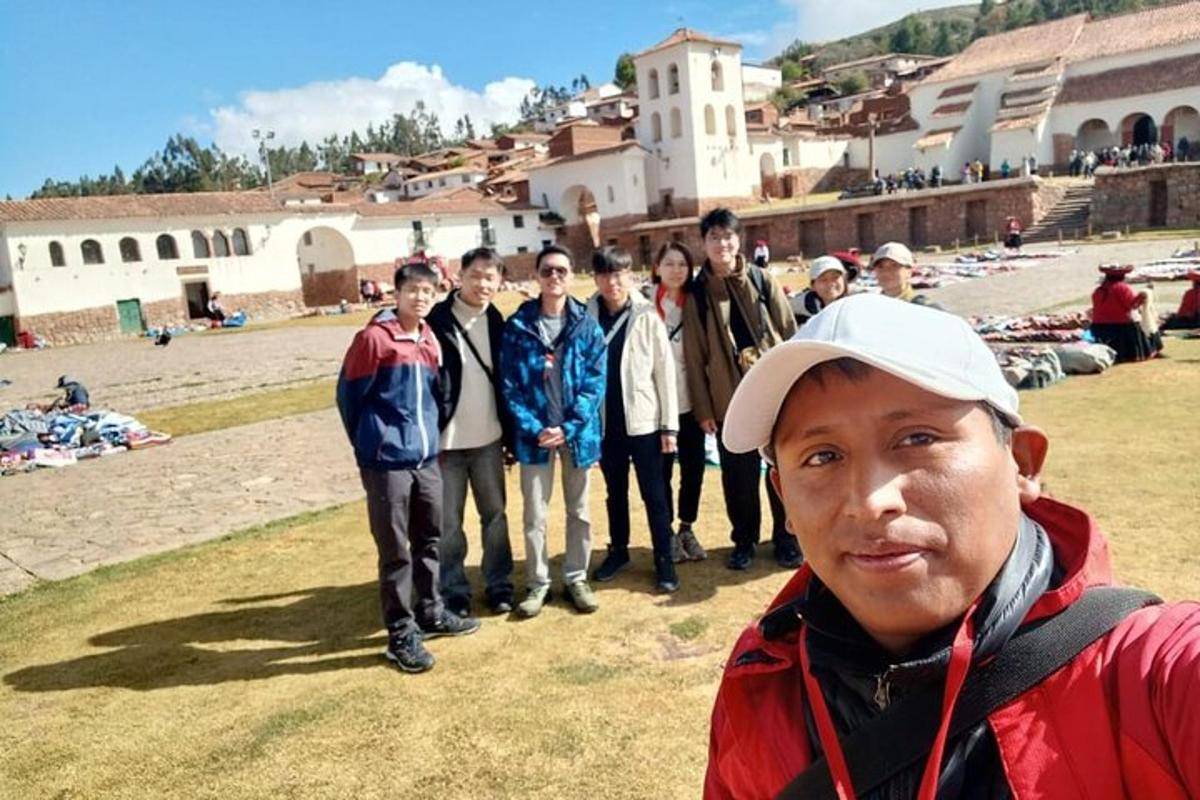 un gruppo di persone in piedi davanti a un edificio