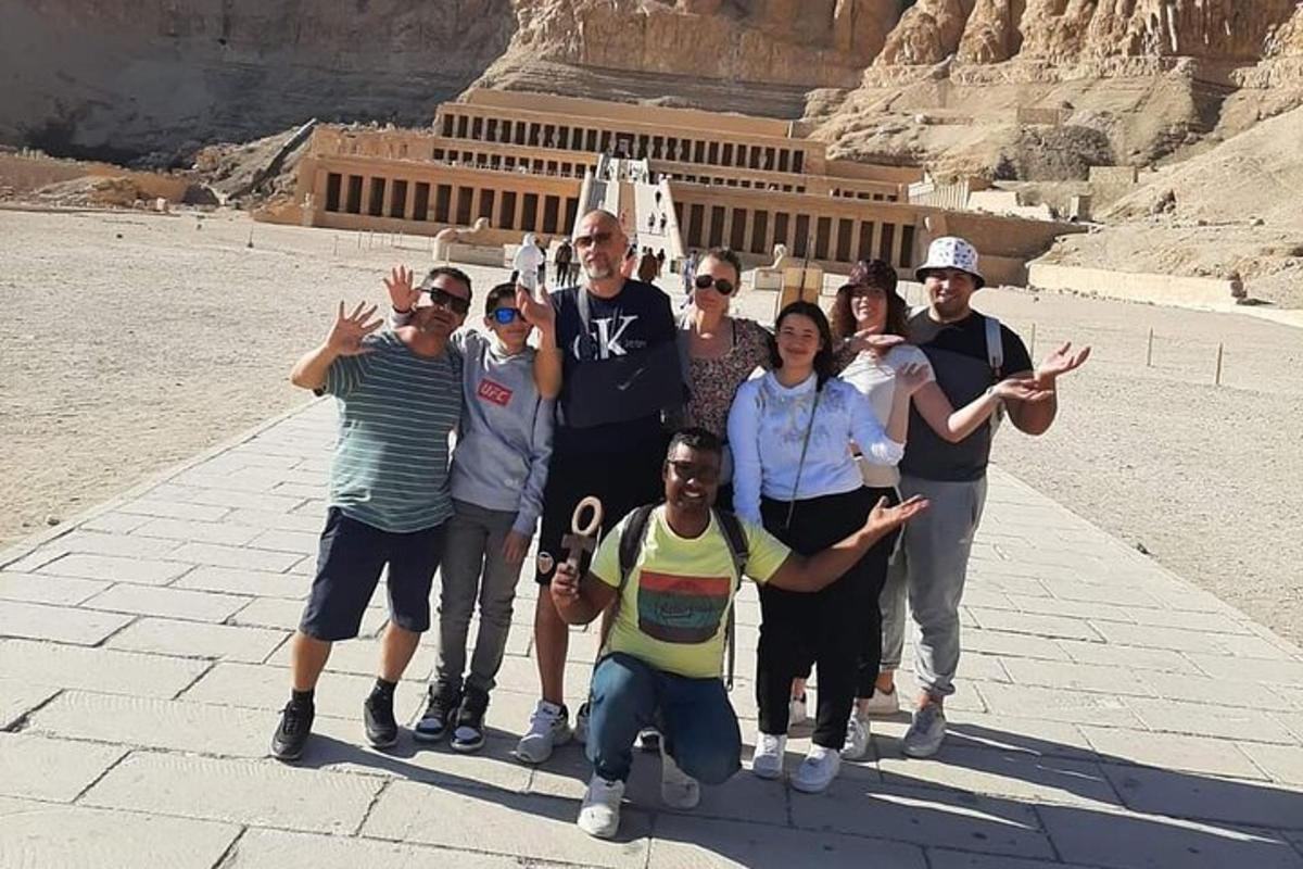 un gruppo di persone in posa per una foto davanti a dei manufatti