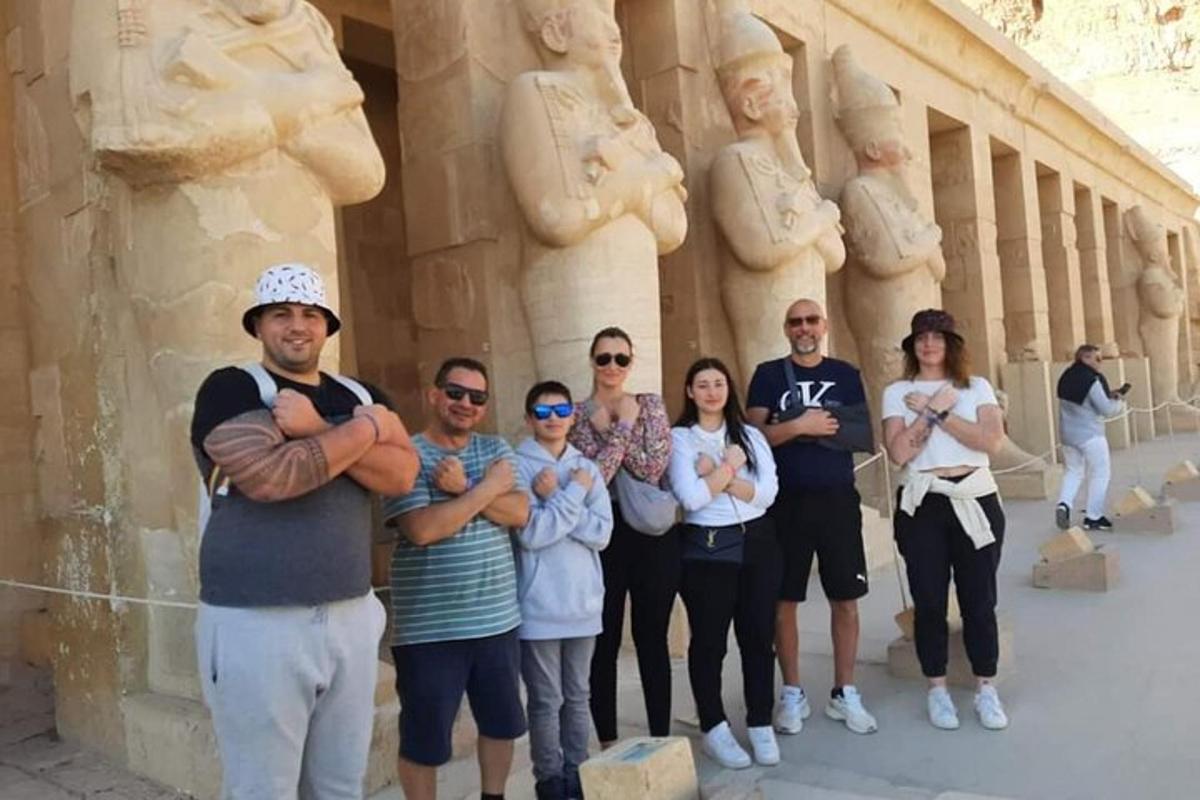 un gruppo di persone in piedi davanti a una statua