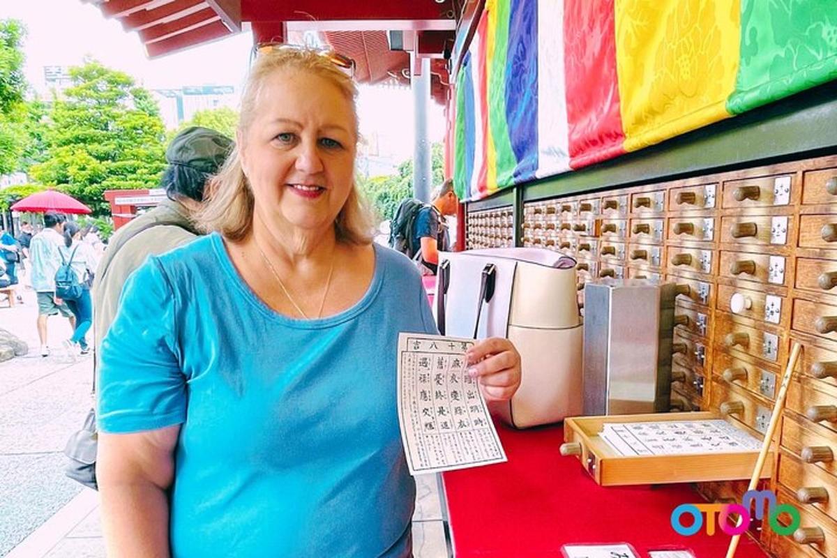 una dona dreta davant d'una taula amb una calculadora
