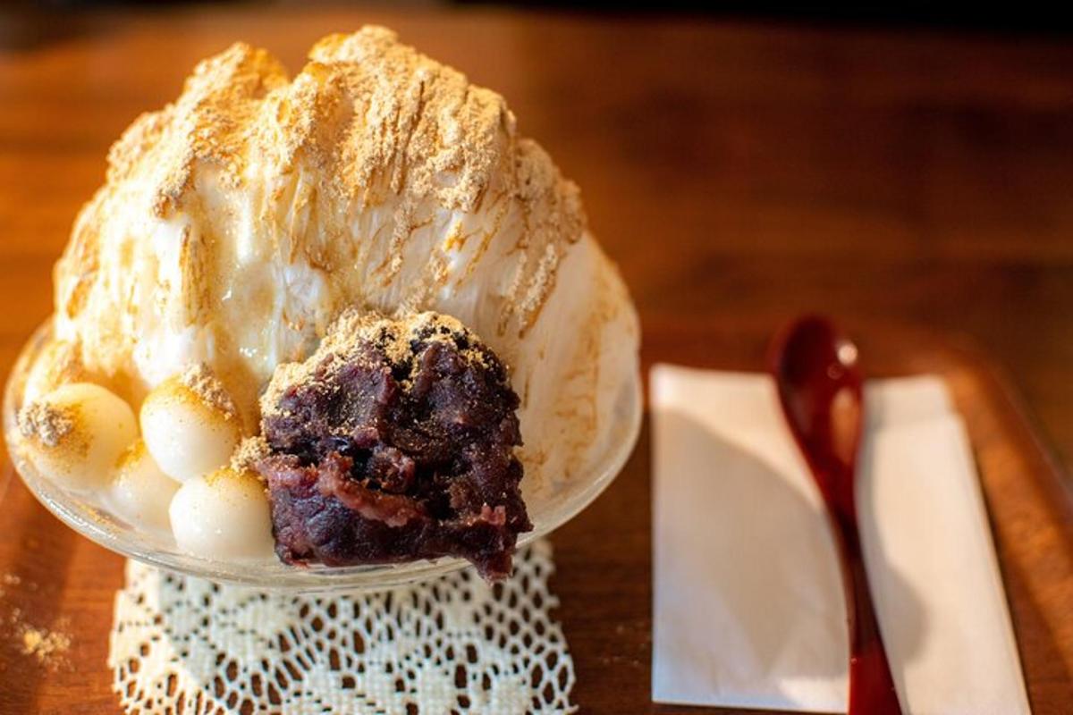 un postre en un bol de vidre sobre una taula