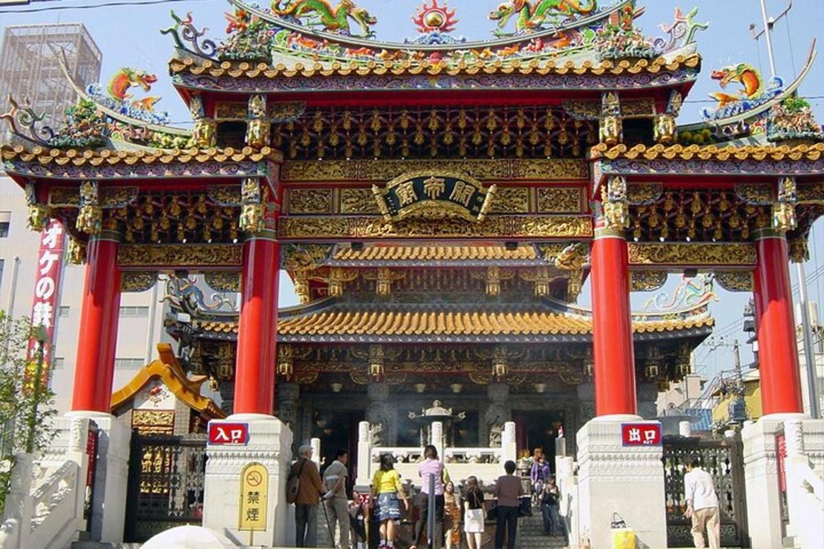 un grande tempio con persone in piedi di fronte ad esso