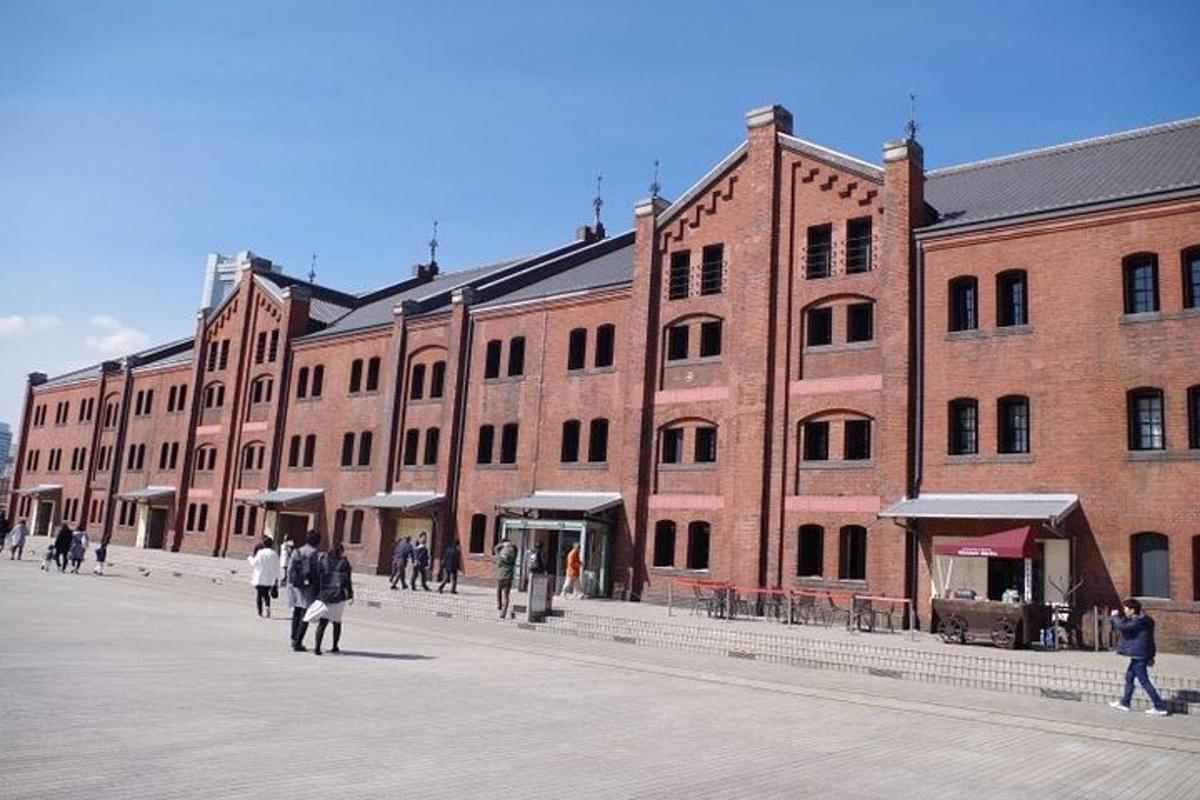 un grande edificio in mattoni con persone che camminano davanti ad esso