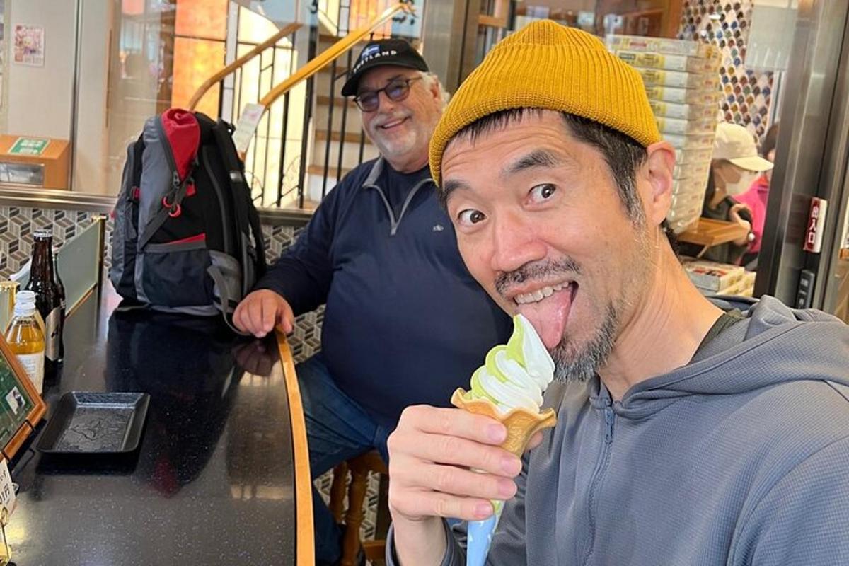 un uomo che mangia un cono gelato in un negozio