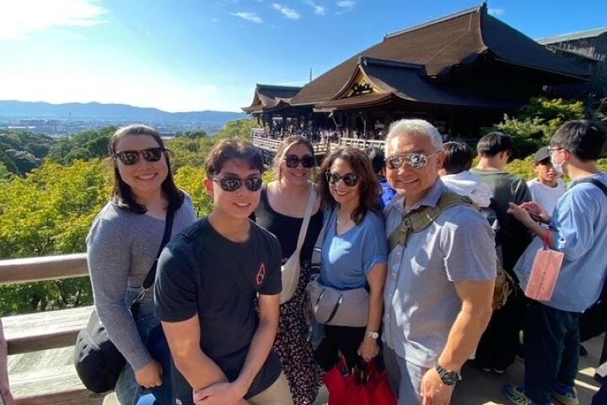 un grup de persones posant per a una foto