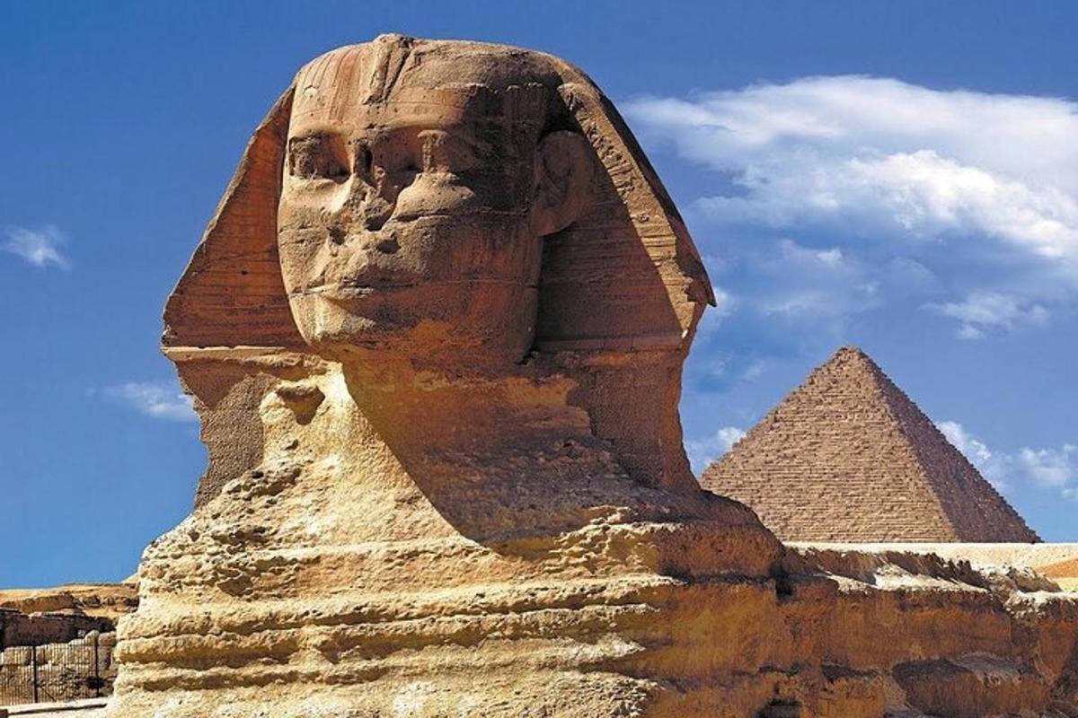 socha sfingy pred pyramídami