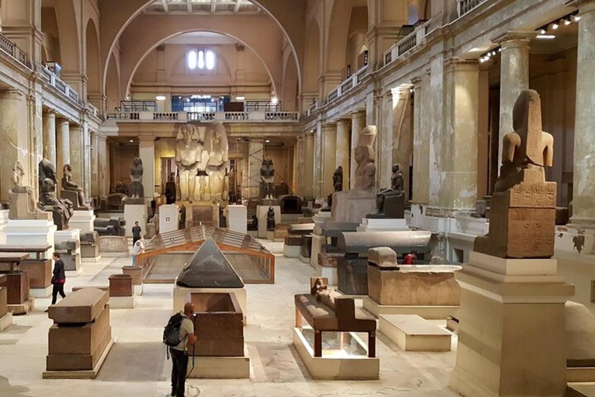múzeum s ľuďmi stojacimi v miestnosti s artefaktmi