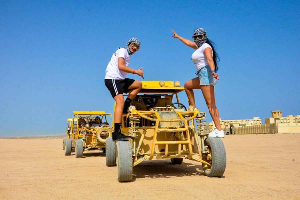 dues persones dempeus en un quad al desert