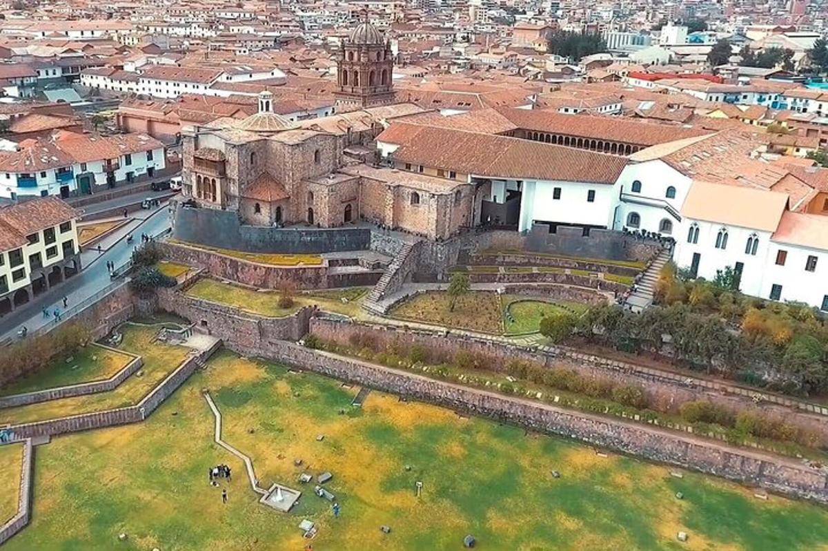 una vista aerea di un vecchio edificio in una città