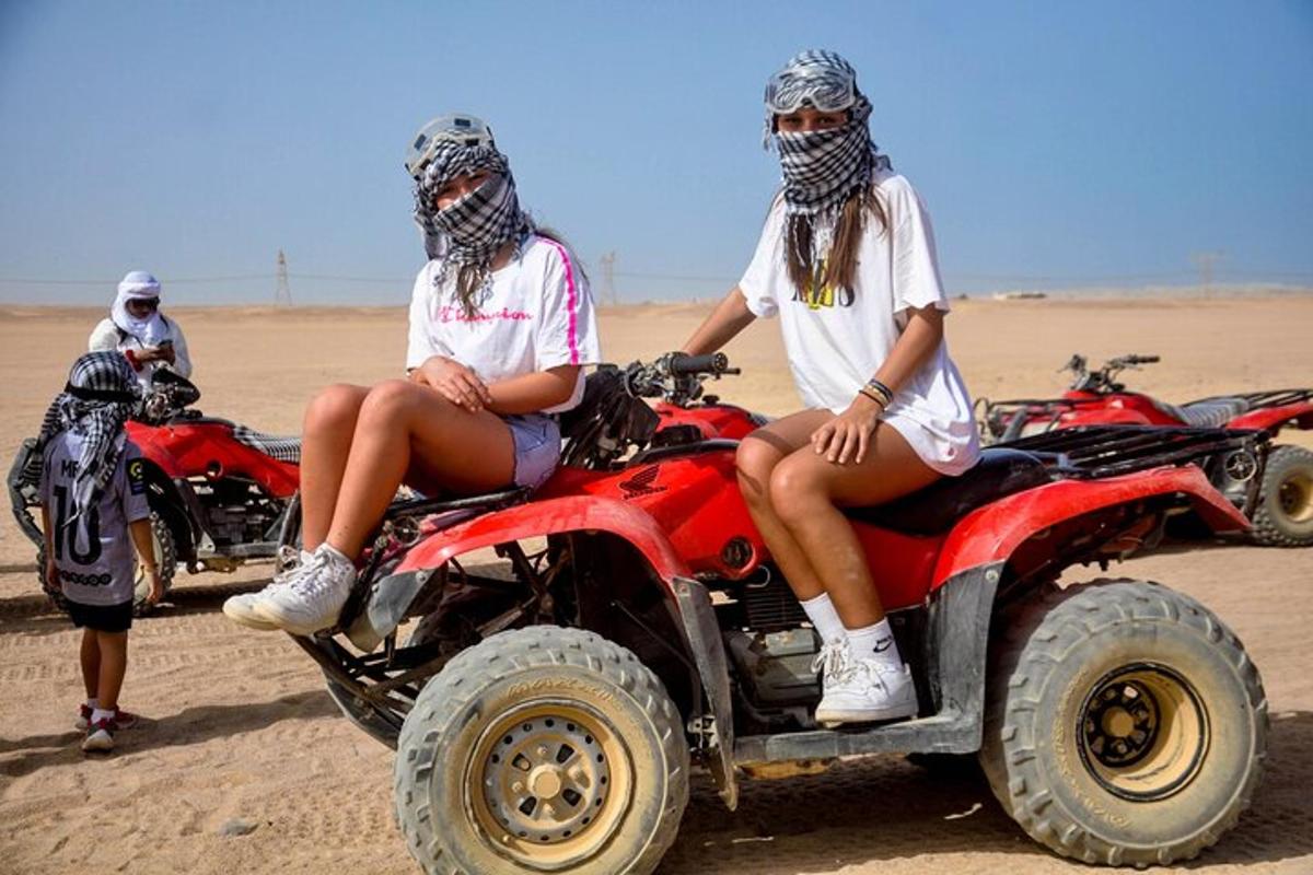 kaks naist istuvad kõrbes ATV-del