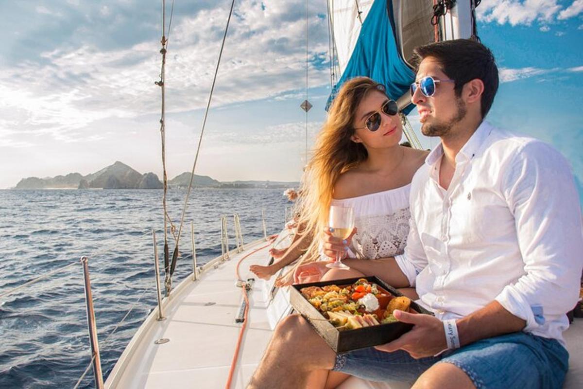 un uomo e una donna seduti su una barca con una scatola di cibo