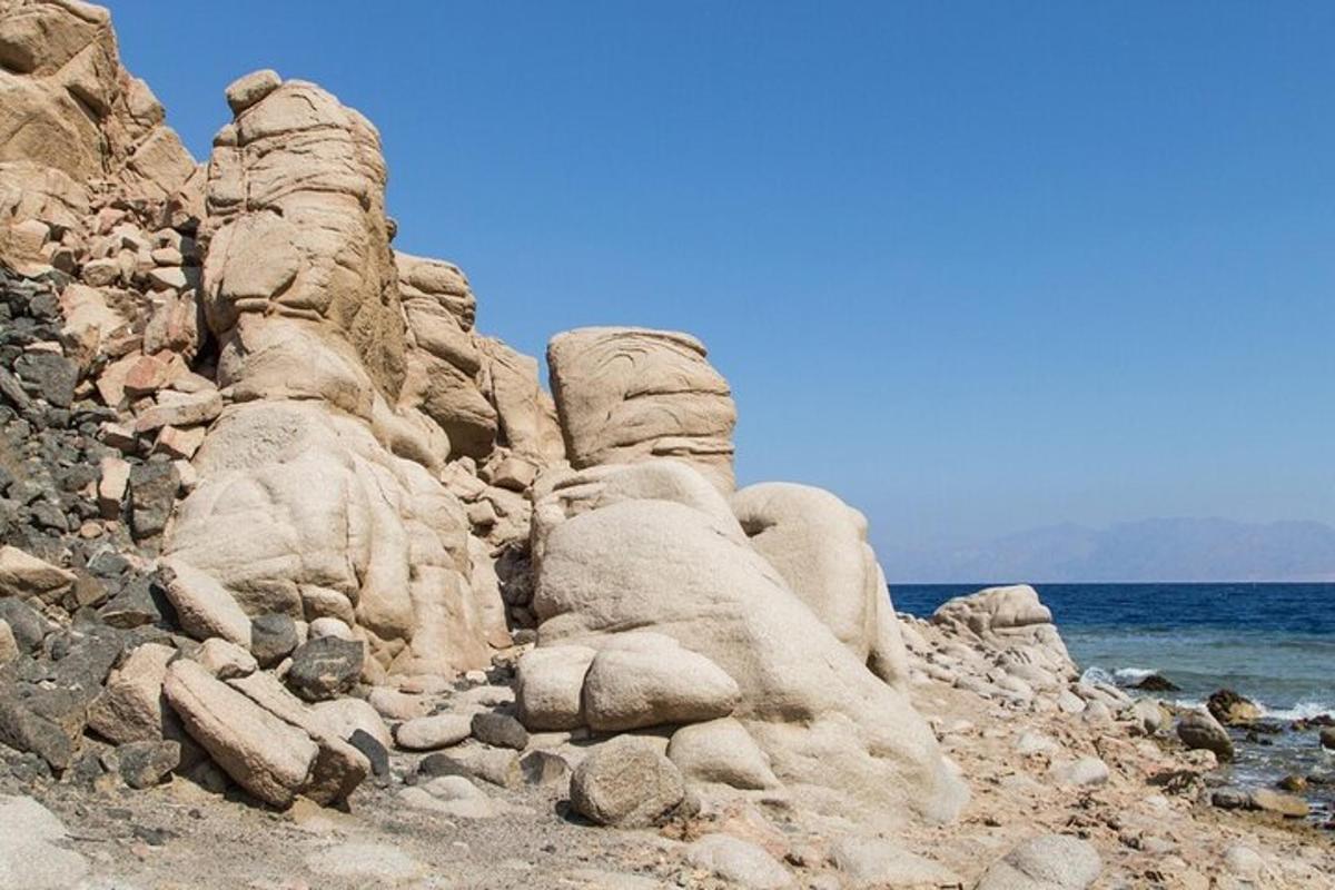 eine Sandskulptur einer Felsformation an einem Strand