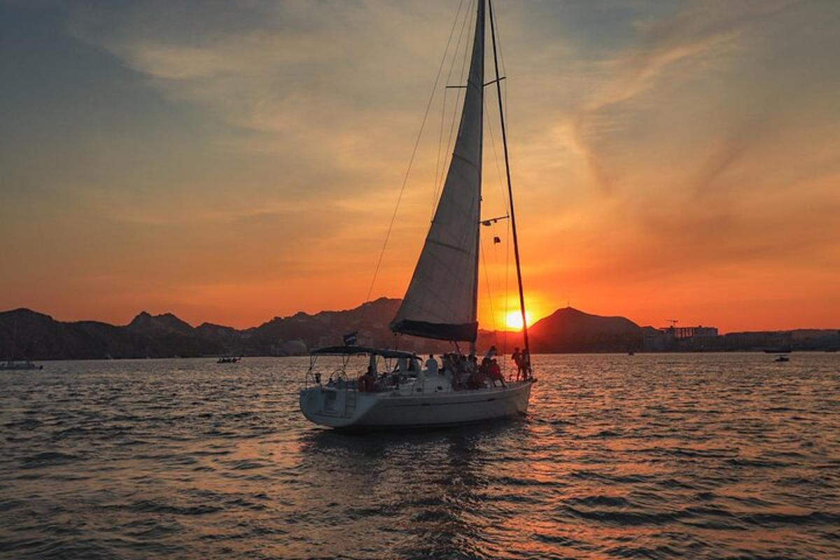 una barca a vela in acqua al tramonto