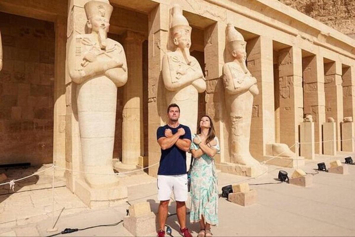 ein Mann und eine Frau stehen vor einer Statue