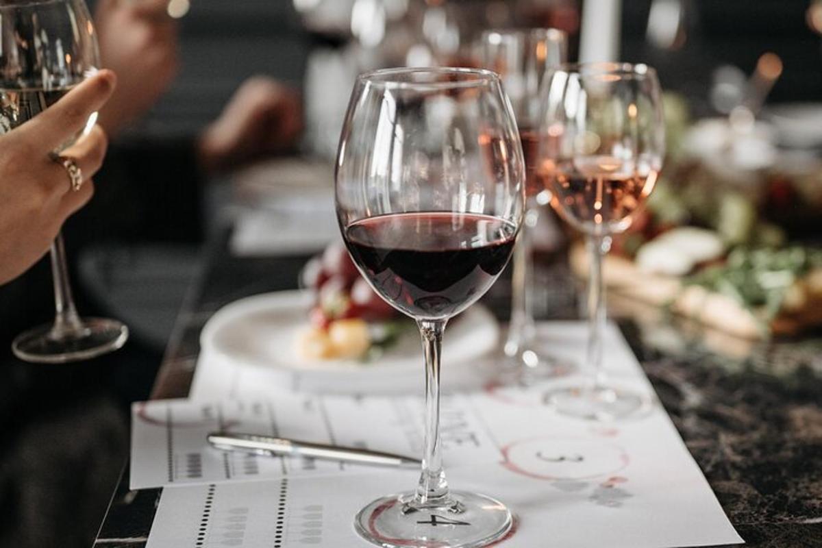 três taças de vinho sobre uma mesa
