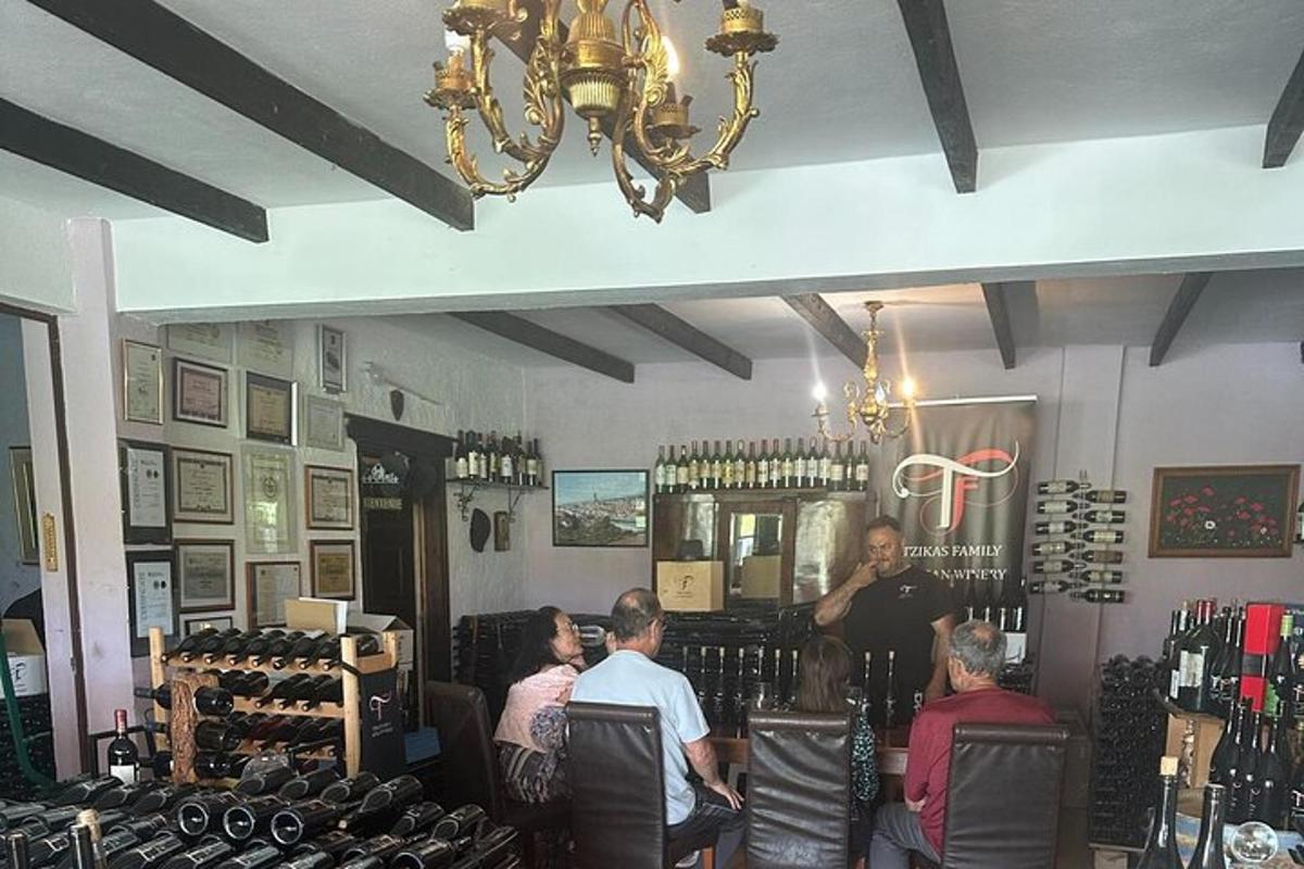 isang grupo ng mga tao na nakaupo sa isang tindahan ng alak