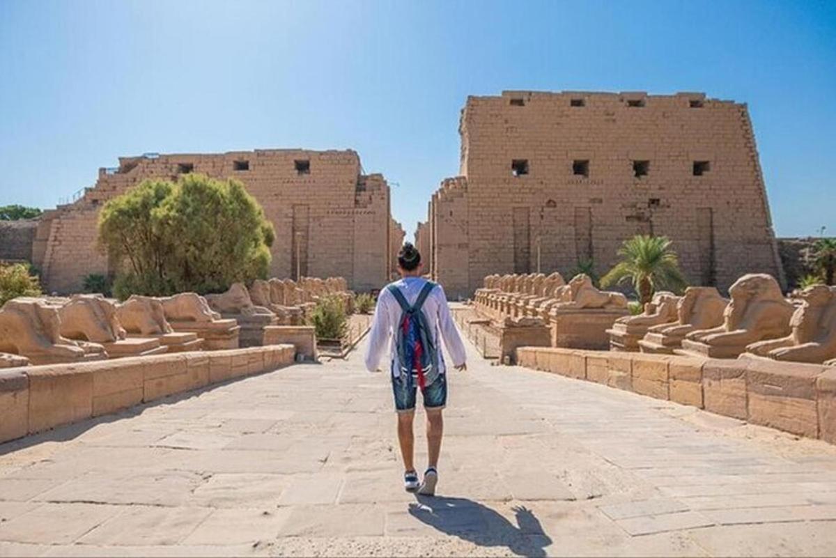 um homem caminhando pelas ruínas de um edifício