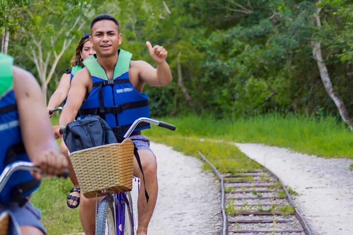 muž jazdiaci na bicykli po prašnej ceste
