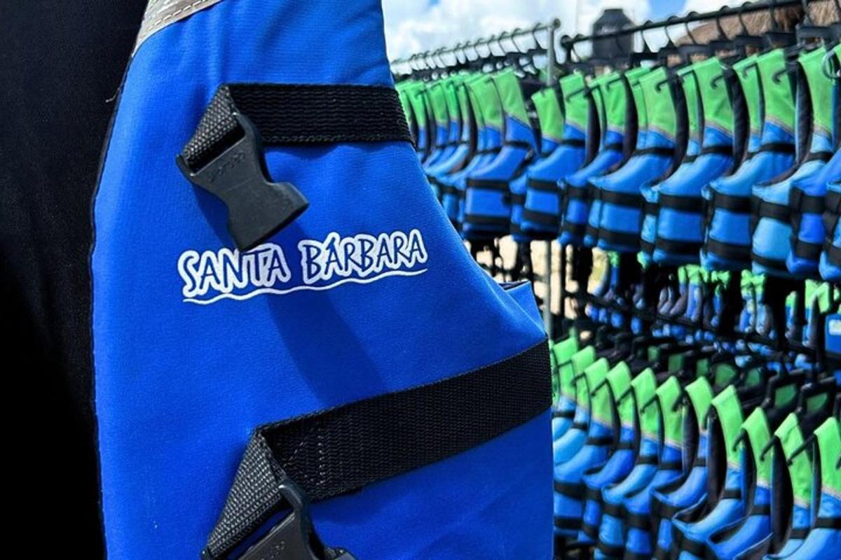 modrá kravata s nápisom Santa Barbara