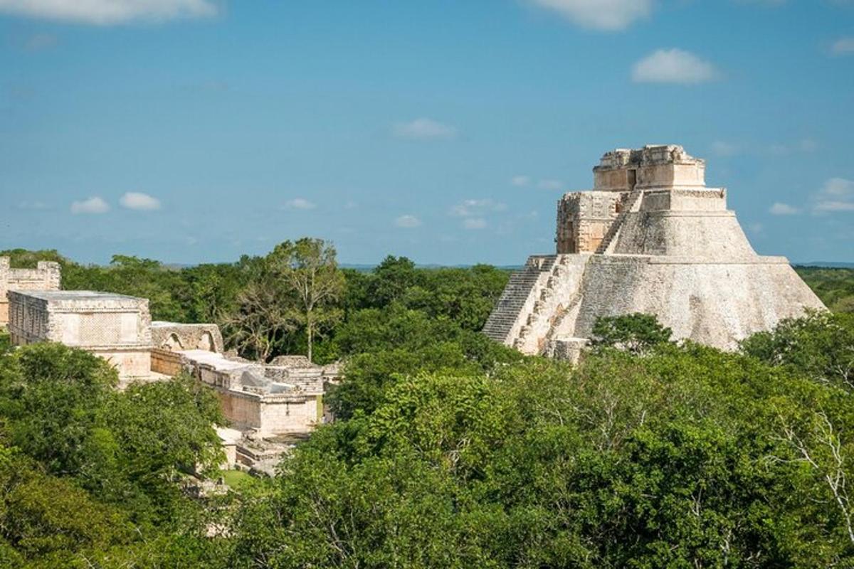 an image of the mayan pyramid