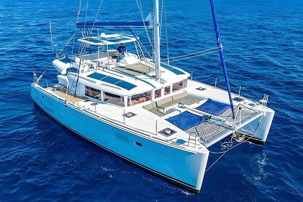 perahu biru dan putih di dalam air