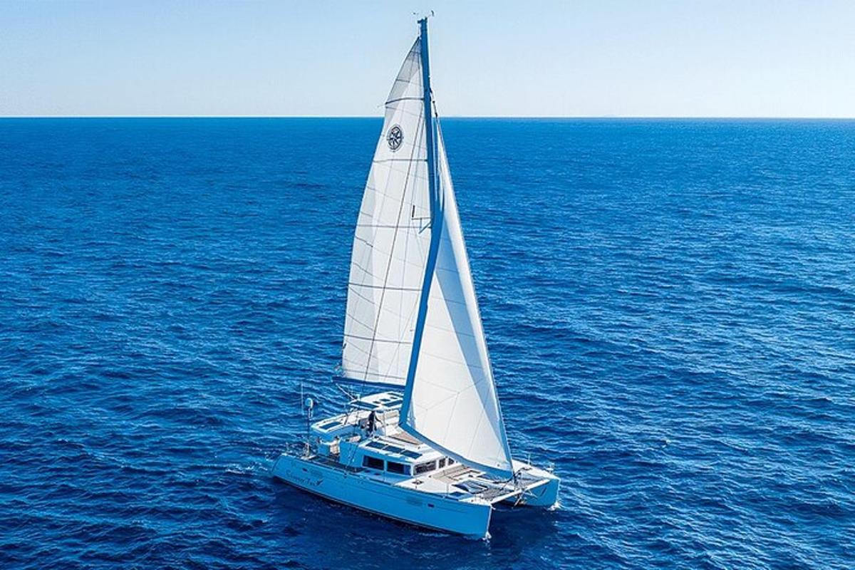 un veler al mig de l'oceà