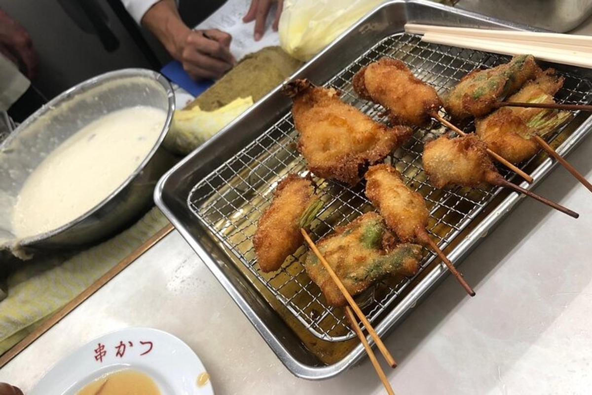 una griglia con del cibo infilzato su degli spiedini
