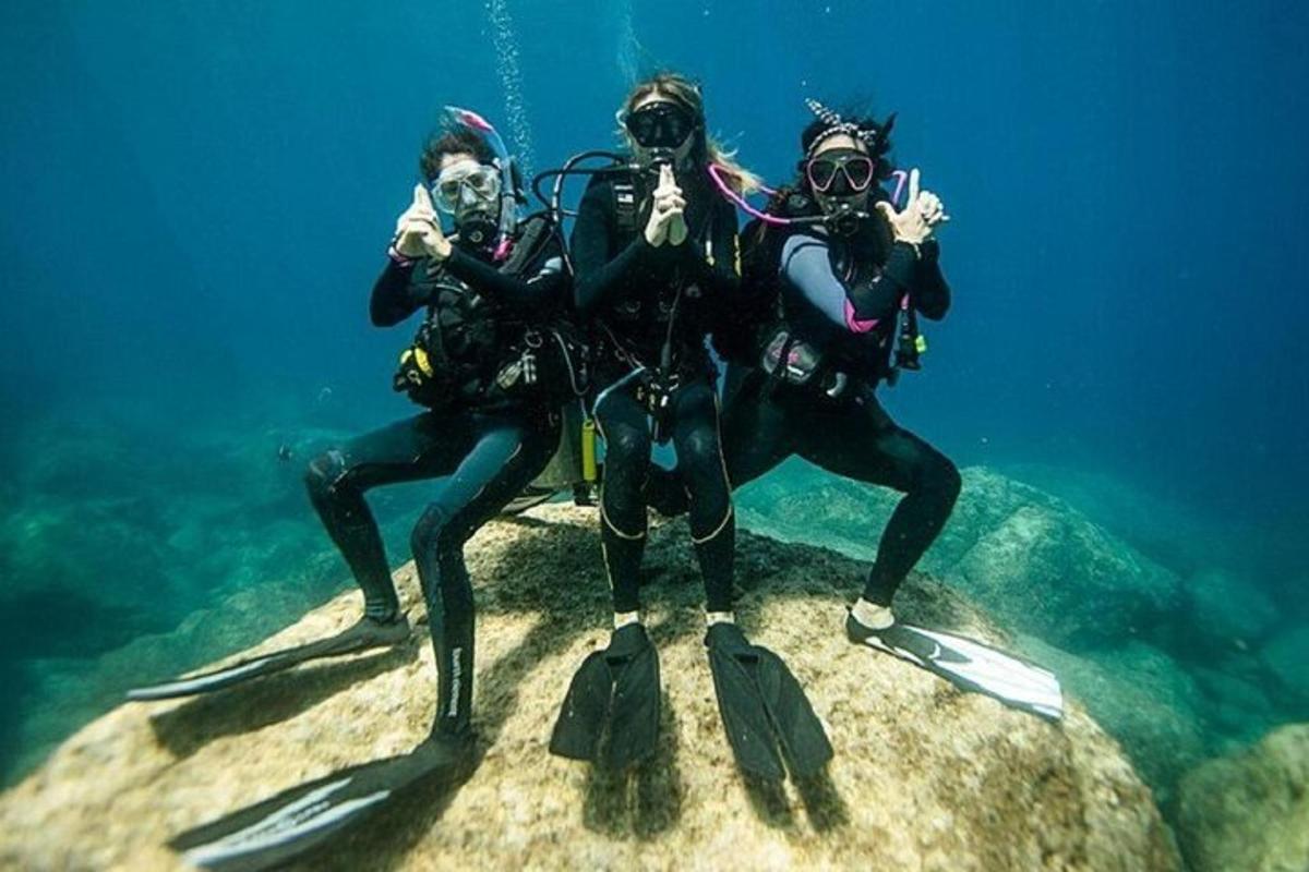 due persone in piedi su una roccia nell'acqua