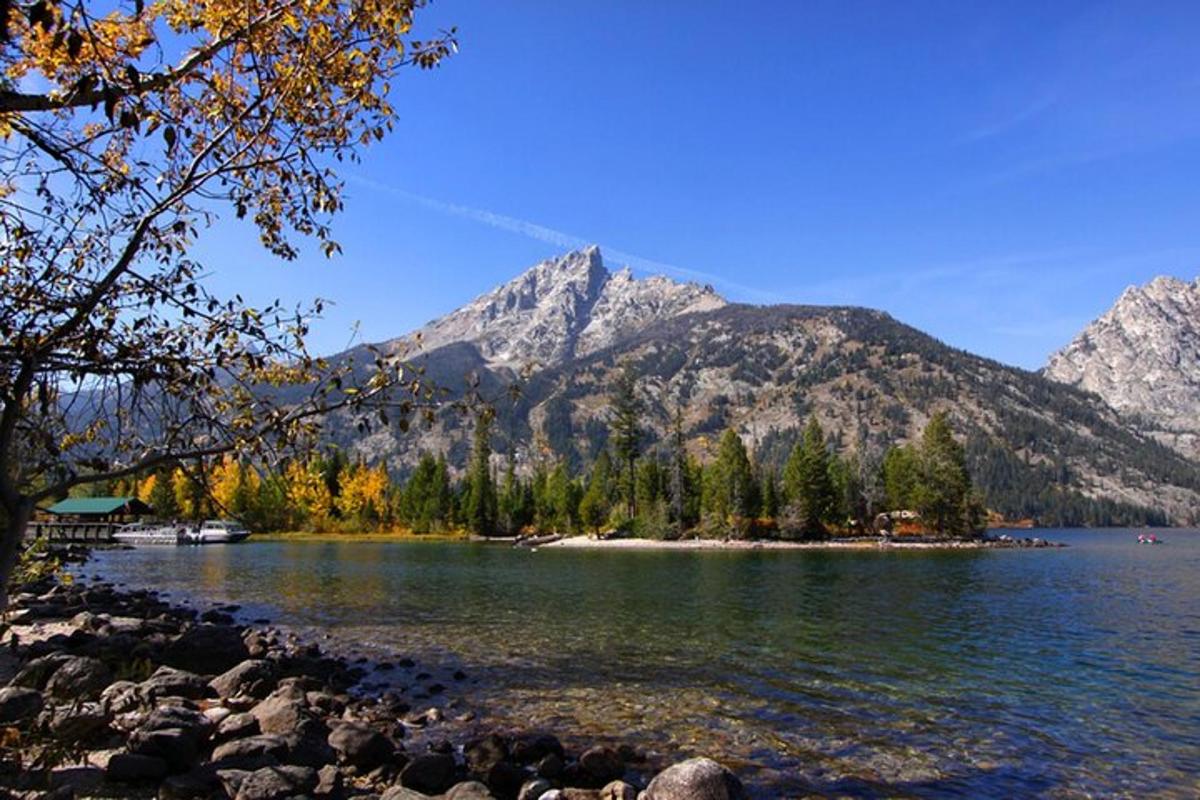 pohled na jezero s horami v pozadí