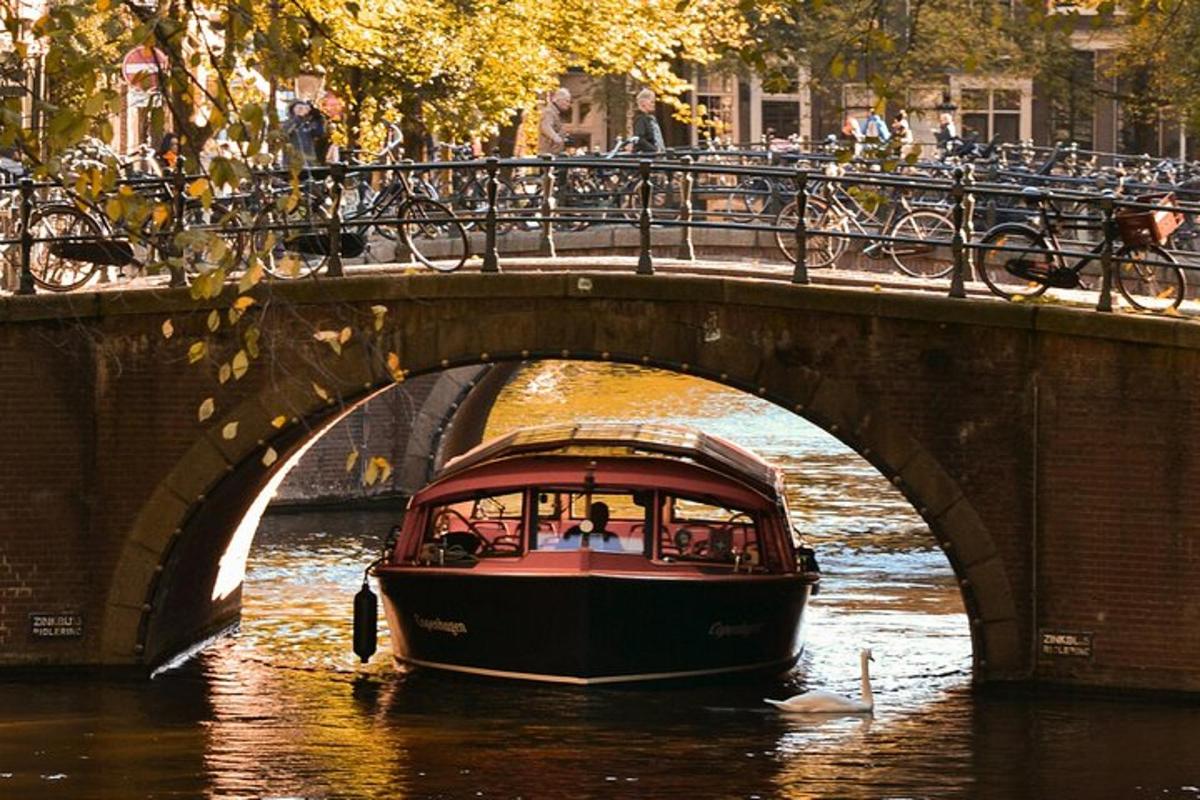 un vaixell a l'aigua sota un pont