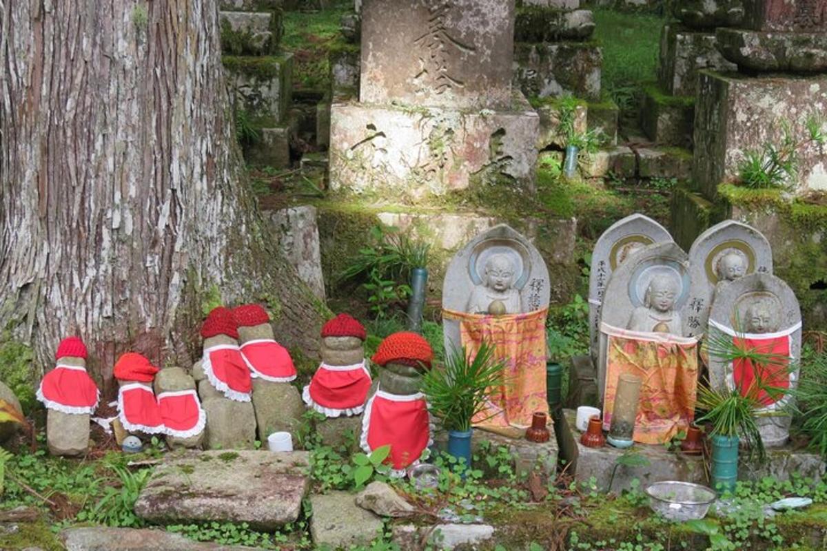 μια ομάδα αγαλμάτων gnome μπροστά από ένα δέντρο