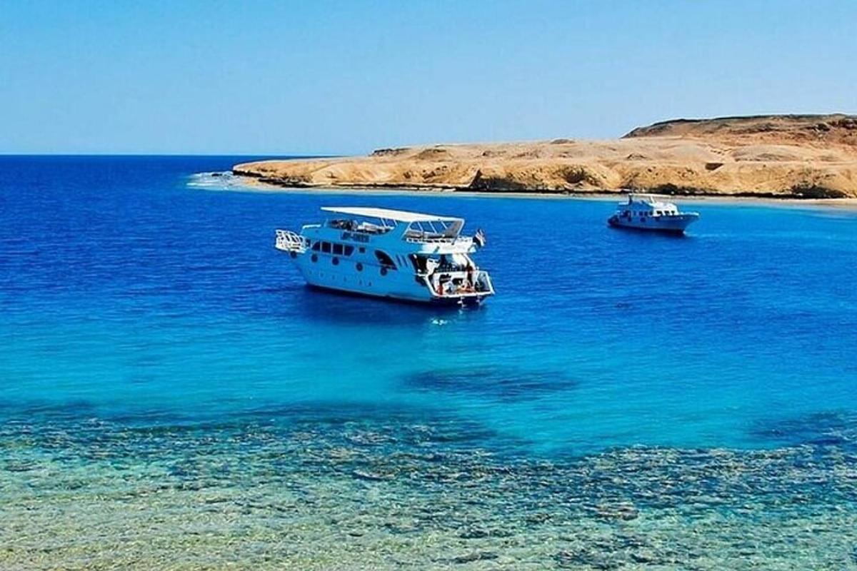 Δύο βάρκες στο νερό κοντά σε μια παραλία