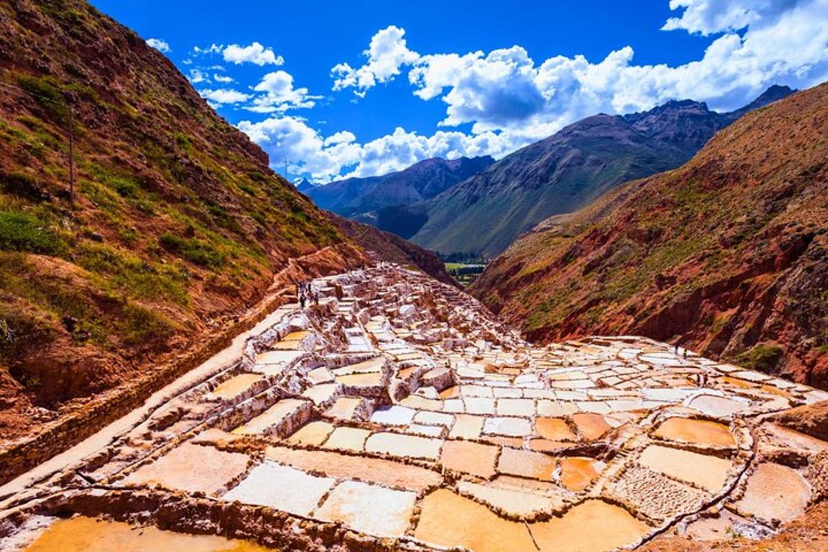 uma vista das ruínas de machu picchu em uma montanha