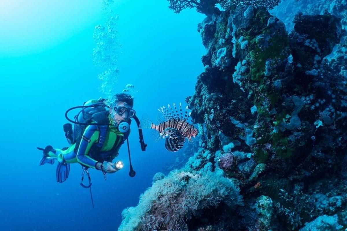 một người đang lặn biển ở đại dương