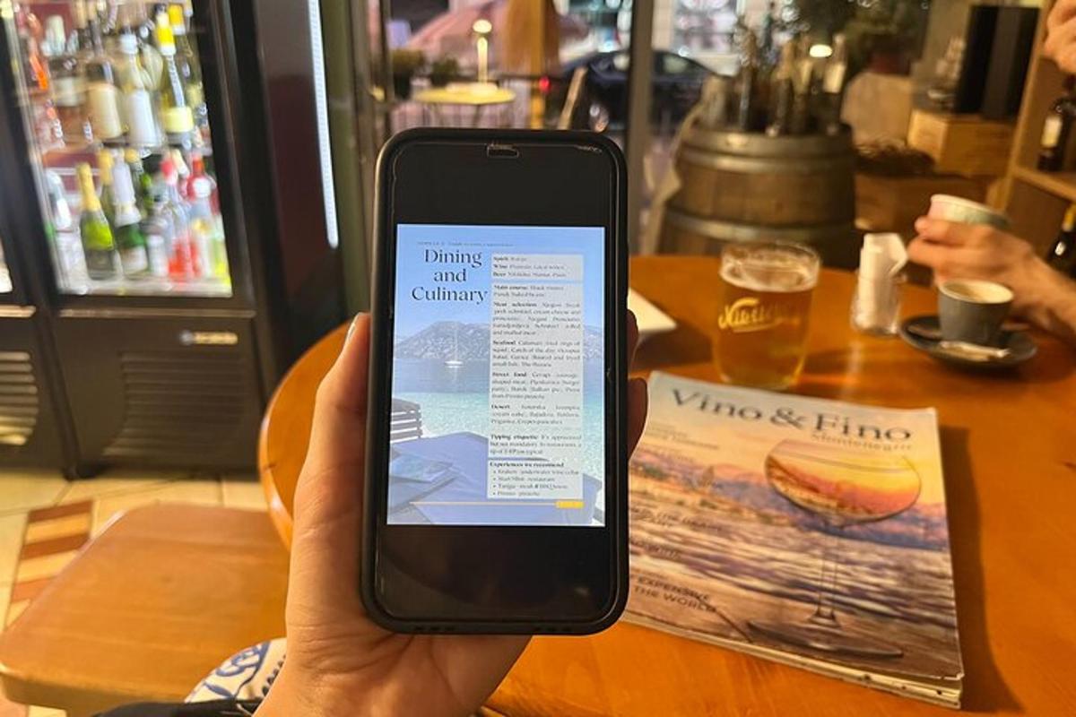 osoba držící v ruce mobilní telefon
