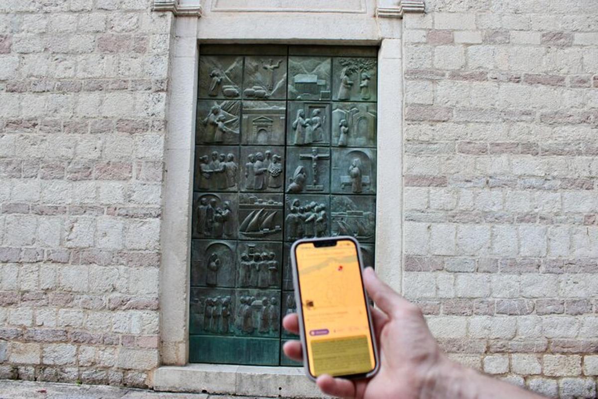 ένα άτομο που φωτογραφίζει ένα γλυπτό με κινητό τηλέφωνο