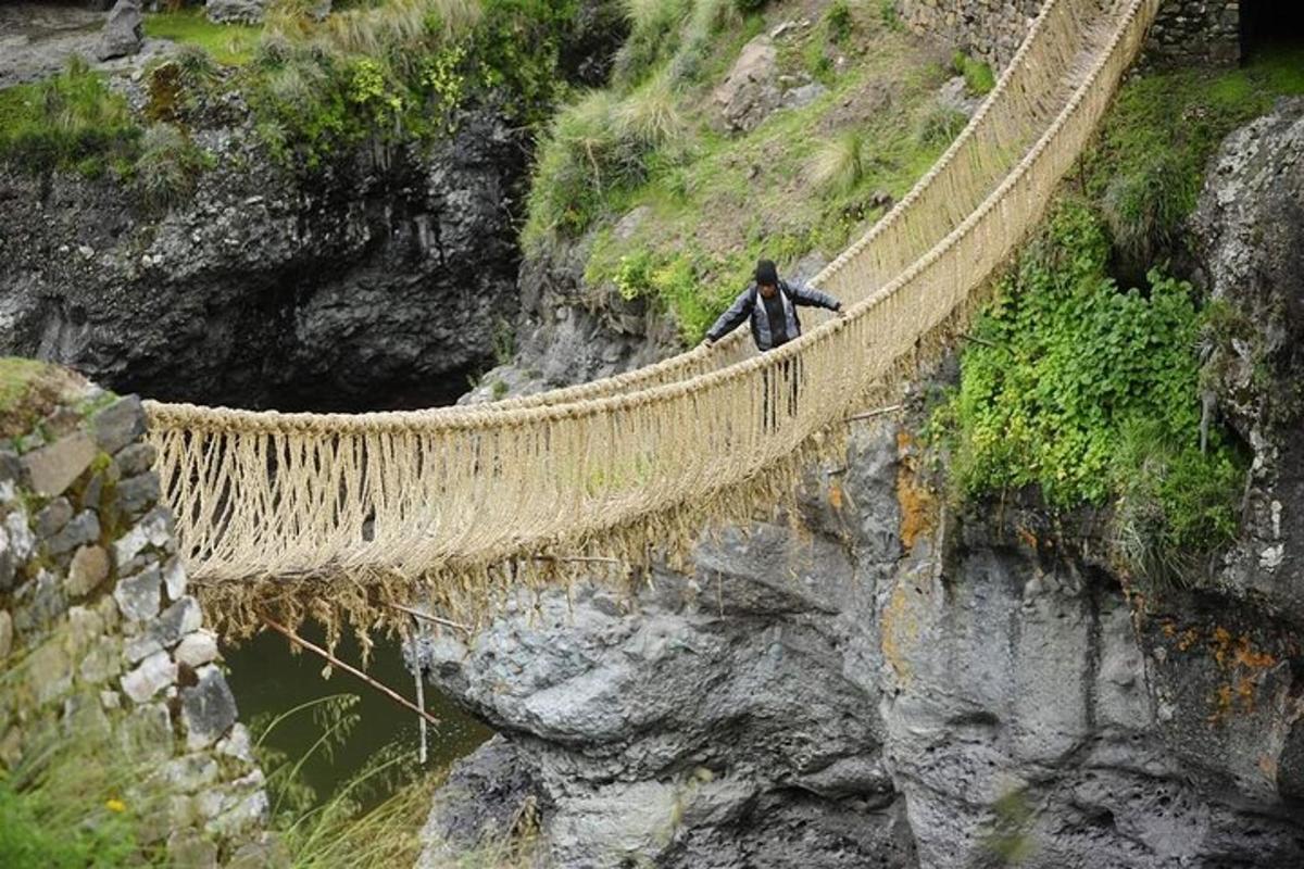 maður á hengibrú á fjalli