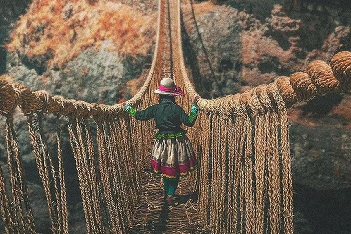 kona sem gengur yfir hengibrú
