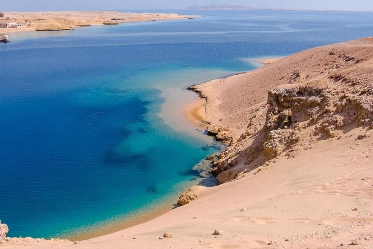 una vista d'una massa d'aigua al desert