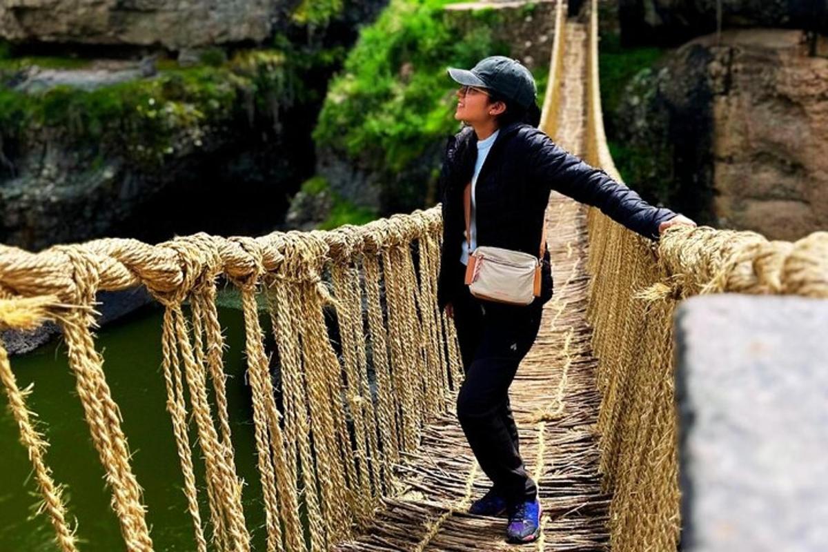 kona stendur á hengibrú