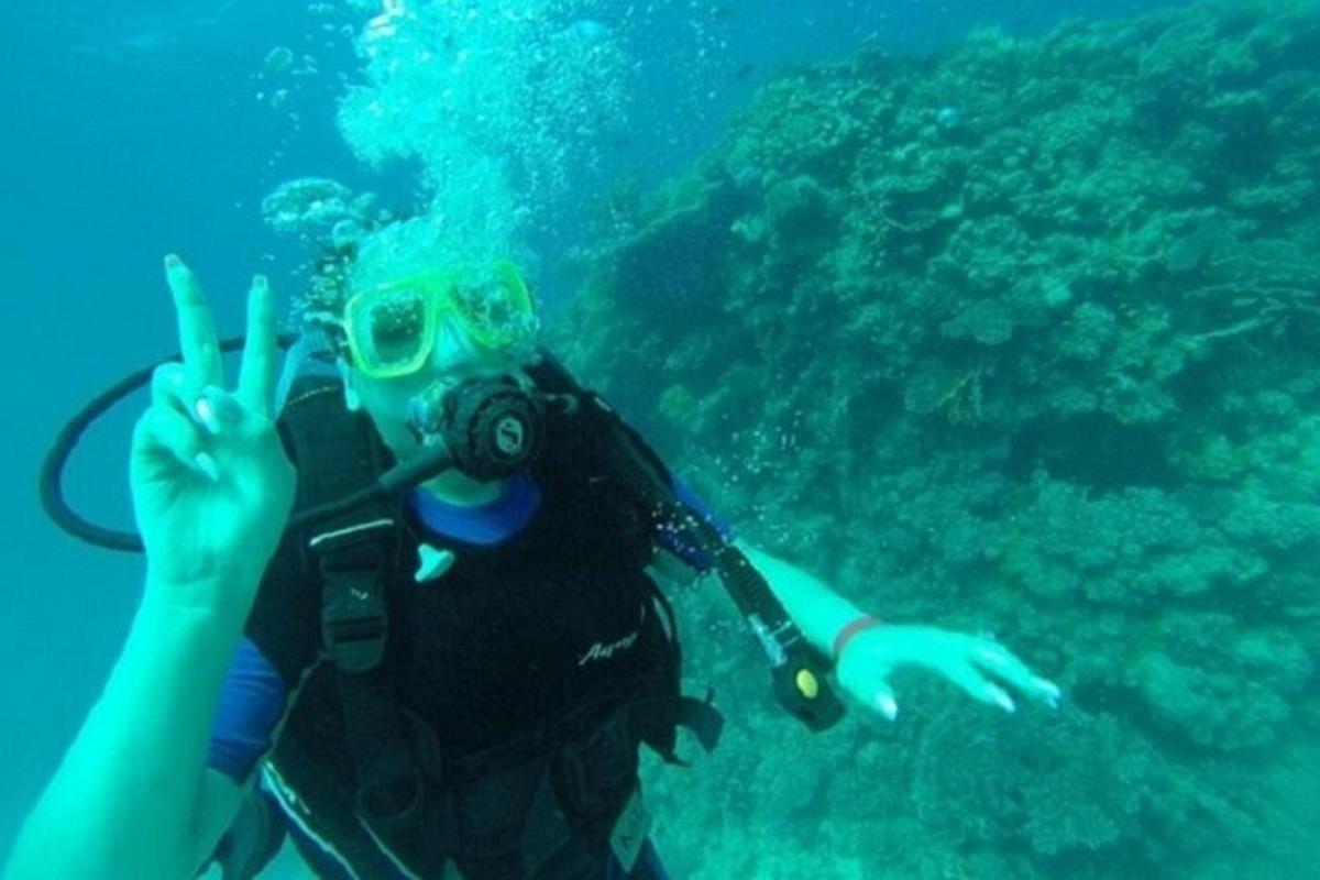 isang taong kumukuha ng larawan sa tubig gamit ang camera