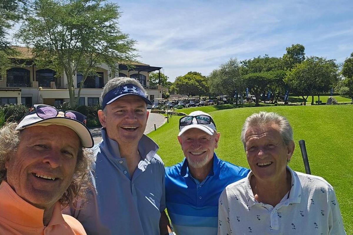 egy csoport férfi pózol egy képhez egy golfpályán