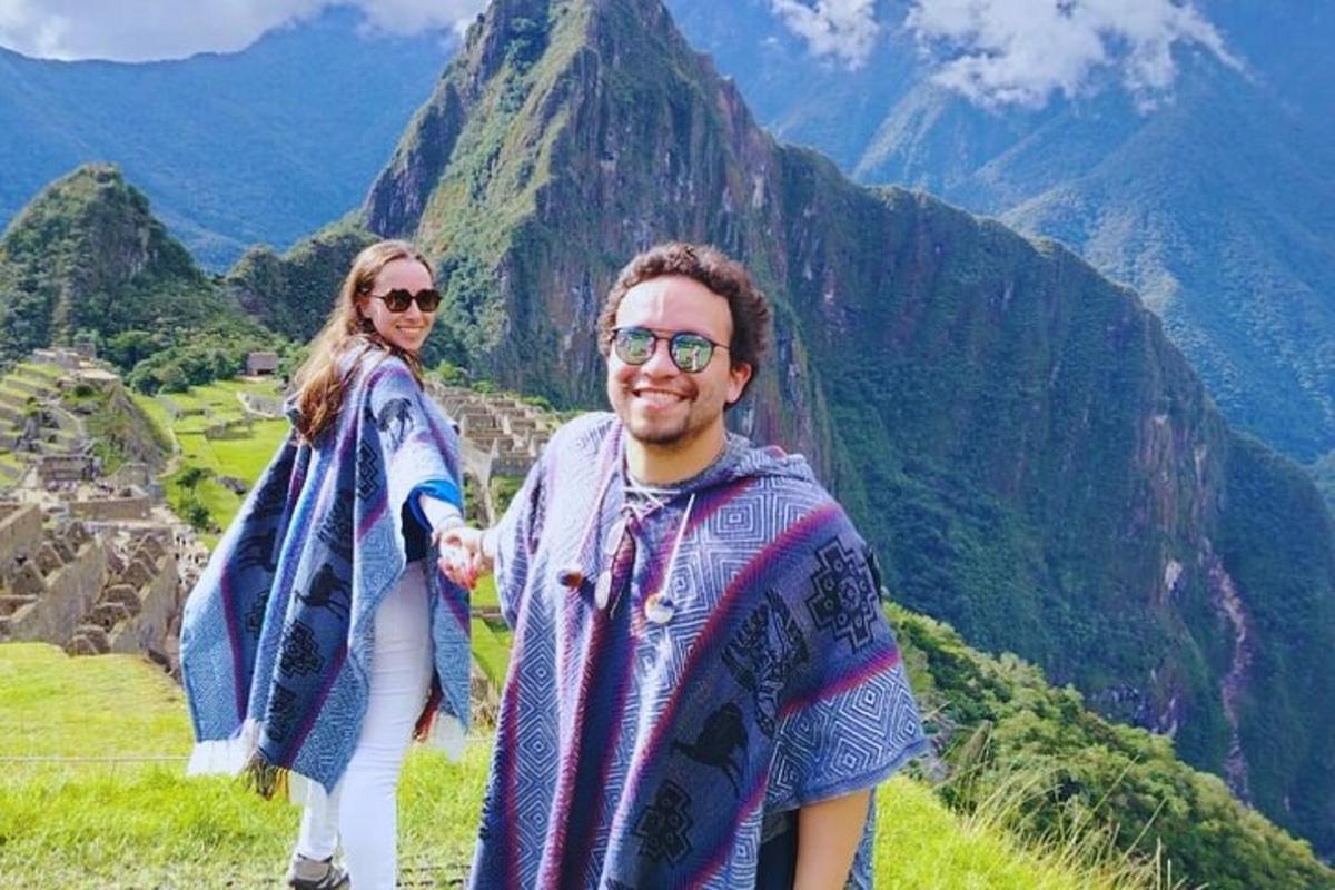 um homem e uma mulher em pé no topo de uma montanha