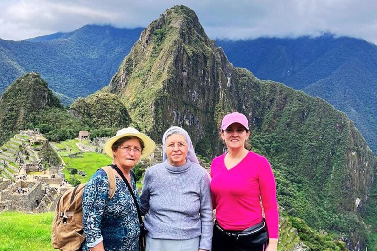 tiga wanita berdiri di hadapan sebuah gunung