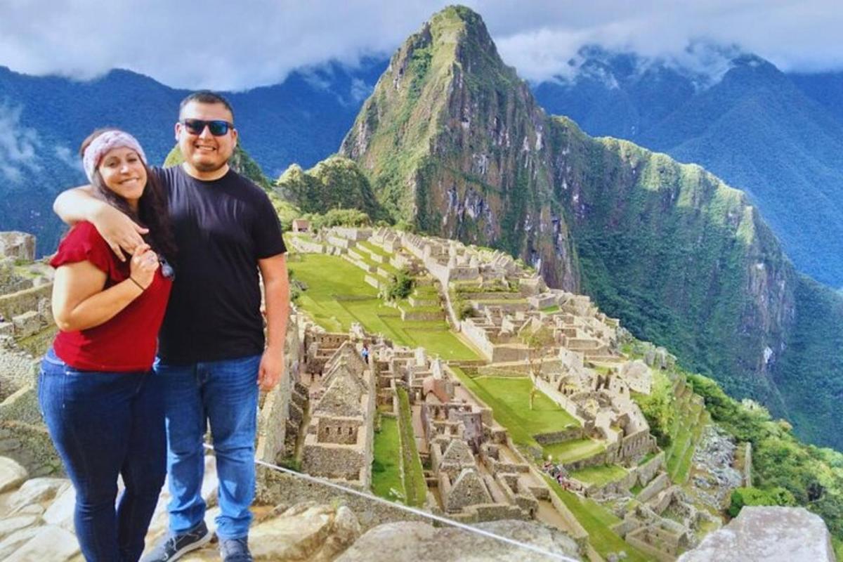 um homem e uma mulher em pé no topo de uma montanha